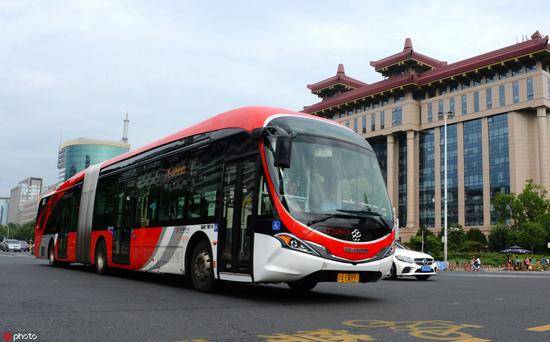 （“中国红”为外观主题的纯电动公交车成为北京一道靓丽风景，图片来源：东方IC。）