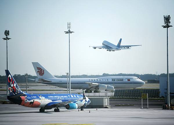 9月25日，中国南方航空公司CZ3001次航班在北京大兴国际机场起飞。