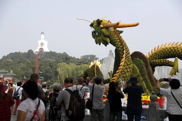 北海公园“祥龙”出水 36组立体花坛亮相市属公园