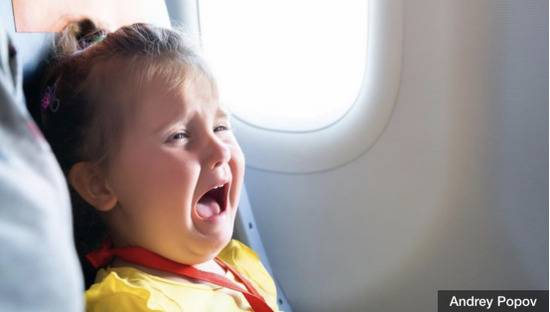 机舱里哭闹的孩子图源：BBC新闻