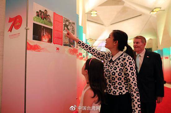 使馆举行庆祝新中国成立70周年图片展