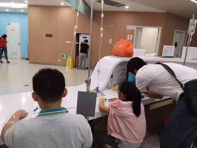 南京同仁儿童医院设“输液作业吧”，院方称应家长需求