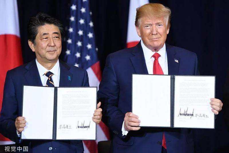 当地时间25日，美国总统特朗普和日本首相安倍晋三在纽约联合国大会期间签署初步贸易协议。图源：视觉中国