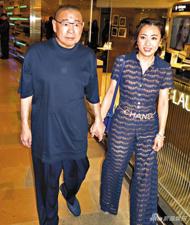 半年没在港公开露面，刘銮雄在太太陪伴下精神奕奕到场。