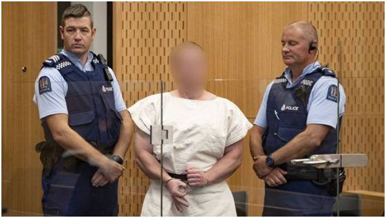 新西兰克赖斯特彻奇市恐袭枪手摆出“OK”手势。图源：BBC