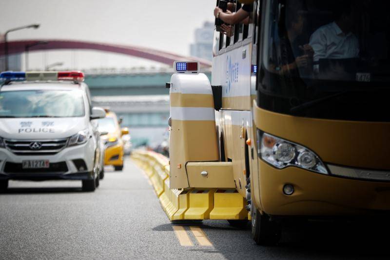 上海首条“拉链式潮汐车道”在沪闵高架正式运行，神奇“拉链车”引人注目