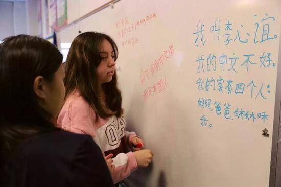 在美国芝加哥，几位学习汉语的佩顿中学学生在黑板上用汉字写句子编故事。新华社记者汪平摄