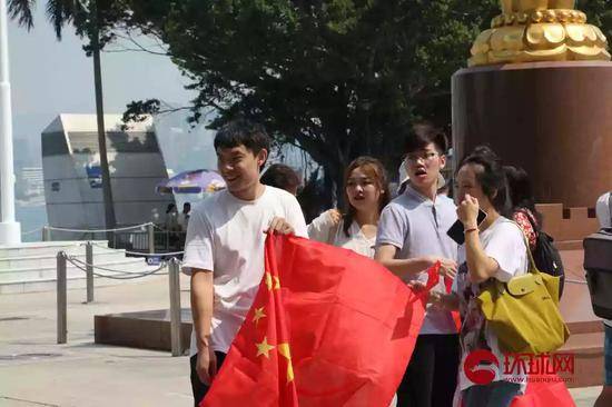 香港学生冒被“起底”风险与国旗合影: