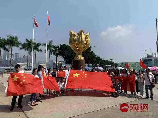 香港学生冒被“起底”风险与国旗合影: