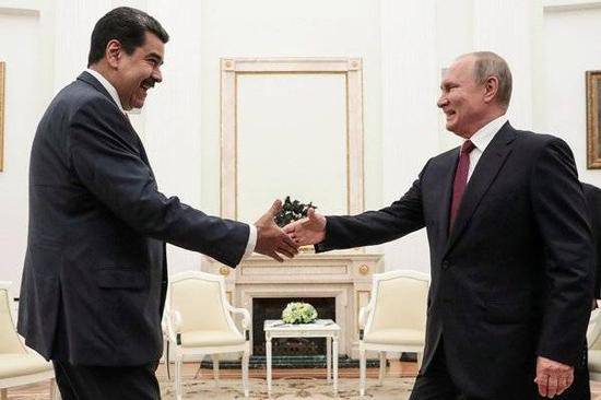 9月25日，在莫斯科，俄罗斯总统普京与委内瑞拉总统马杜罗握手。（新华社）