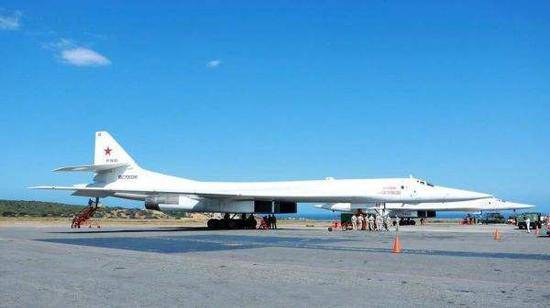 俄军两架图-160远程战略轰炸机曾在去年12月高调飞抵委内瑞拉，并在加勒比海地区与委内瑞拉军队举行联合演习。