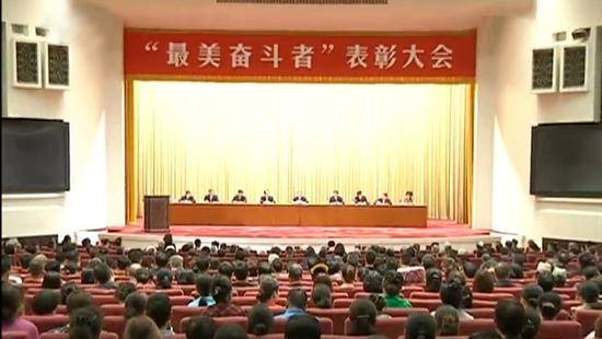 毛新宇与“毛泽东号”司机长在表彰大会上畅谈