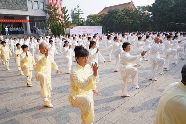 千人舞太极共迎国庆 天津举行太极拳械大赛