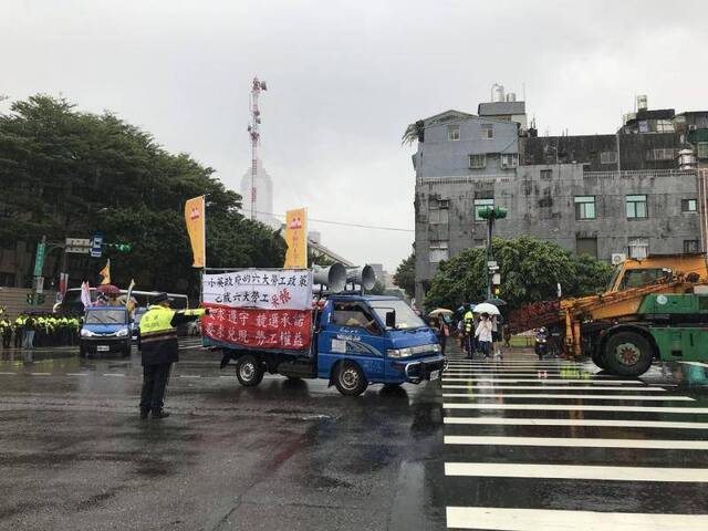 民进党党庆 民众场外高呼：民进党不倒台湾不会好