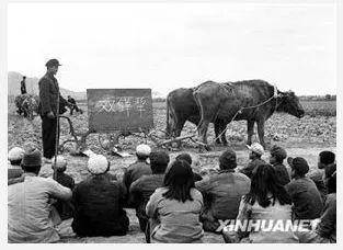 （图为1955年辽宁复县沙坨村扫盲班结合实物进行扫盲教学贾化民摄）