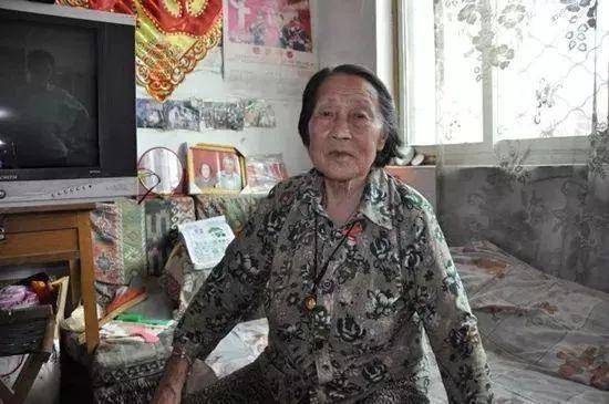 （图为今年86岁的严汝香老人，当年，20岁的她就是高家柳沟村记工学习班的学员之一图源：中国青年网）