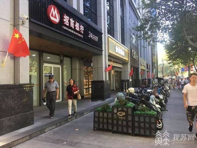 小国旗用完不能丢 这才是悬挂国旗的正确姿势