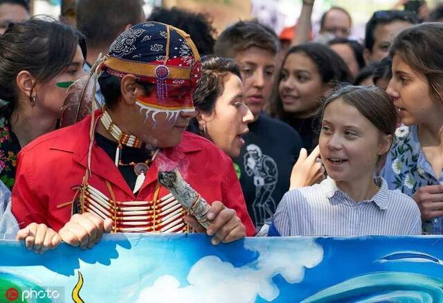 桑伯格同加拿大土著居民领导人（图源：ICphoto）