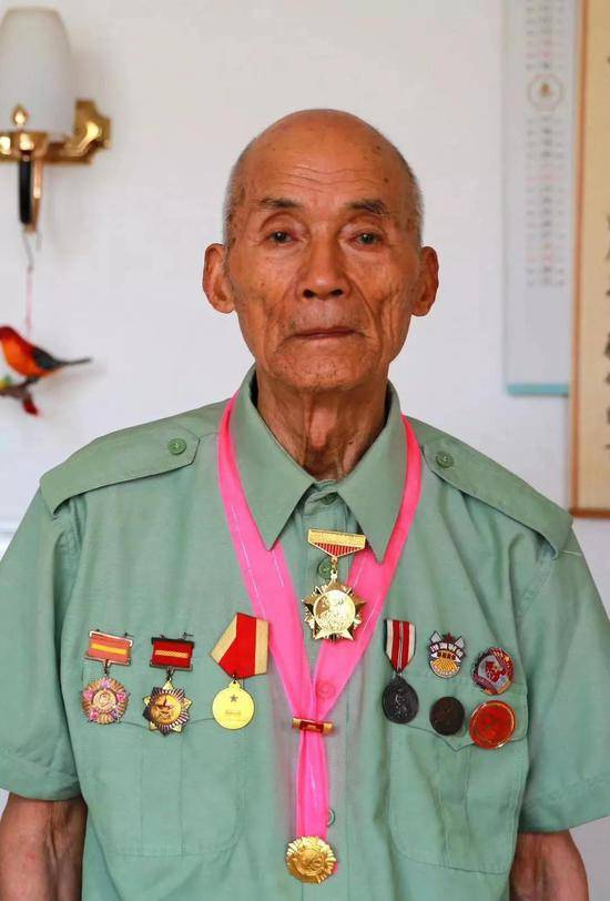 94岁老英雄回忆上甘岭：撤下阵地时很多战友再也没回来