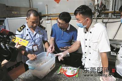 一起查餐厅丨市场监管局工作人员提醒：外出就餐要认资质找“笑脸”