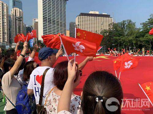 香港市民展15米长国旗 高唱《歌唱祖国》送祝福