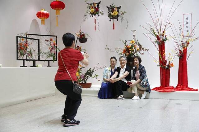 70组插花作品亮相园博馆，“盛世花开”为祖国庆生