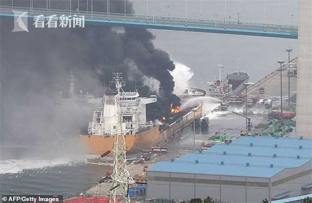 韩国港口油轮突然爆炸起火 桥上汽车狂逃如大片
