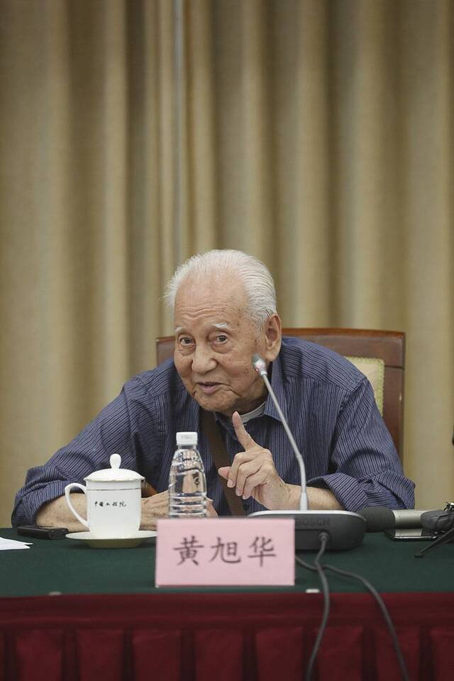 “共和国勋章”获得者袁隆平、黄旭华在中国工程院座谈