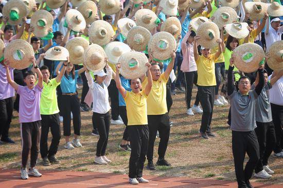 9月29日上午，北京科技大学体育场上，国庆群众游行第10方阵的2000多名参训人员完成了最后一次集体训练。摄影/新京报记者彭子洋