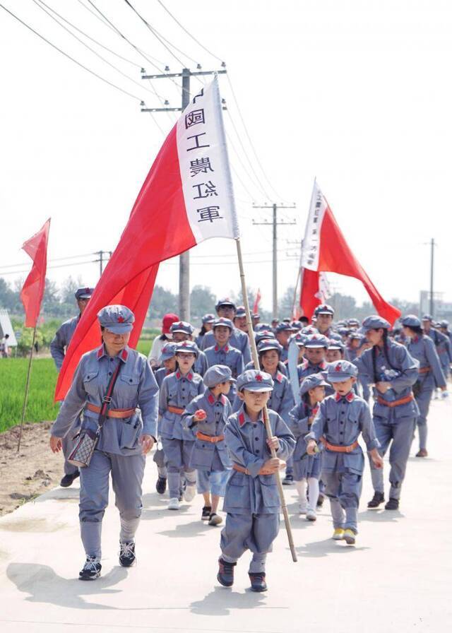 天津西青区第六埠村千亩水稻丰收在望