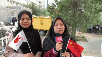 马来西亚留学生Haziqah、罗希雅接受采访。（来源：中新网视频截图）