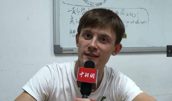 俄罗斯留学生夏辰阳接受采访。（来源：中新网视频截图）