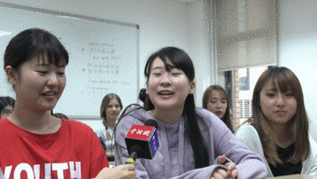 日本留学生高見真衣接受采访。（来源：中新网视频截图）