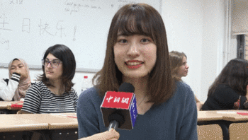 日本留学生山下楠美子接受采访。（来源：中新网视频截图）