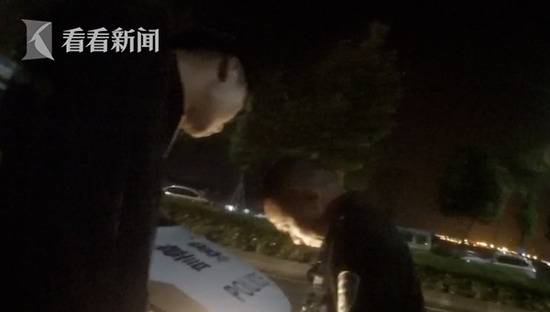 共享汽车莫名被“偷” 嫌疑人却坐路边等警察？