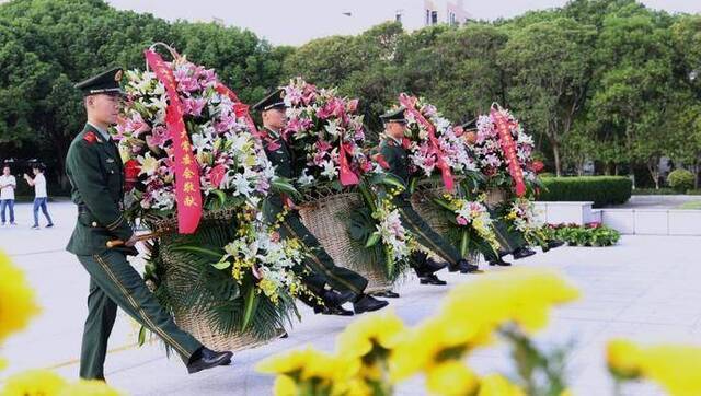 烈士纪念日，上海武警战士向革命先烈敬献花篮