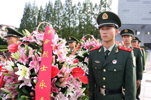 烈士纪念日，上海武警战士向革命先烈敬献花篮