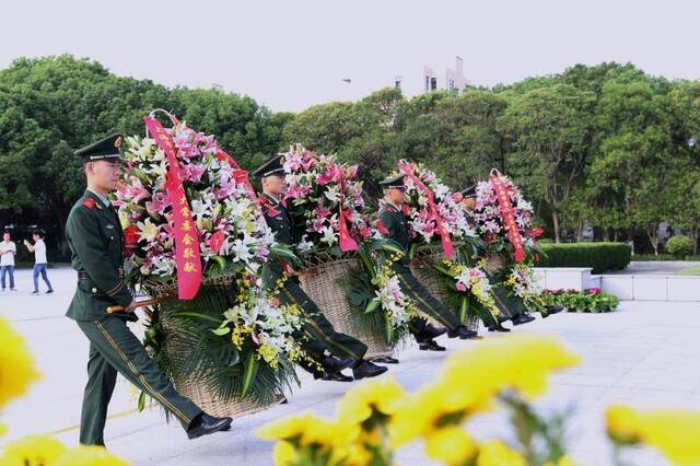 烈士纪念日，上海武警战士向革命先烈敬献花篮