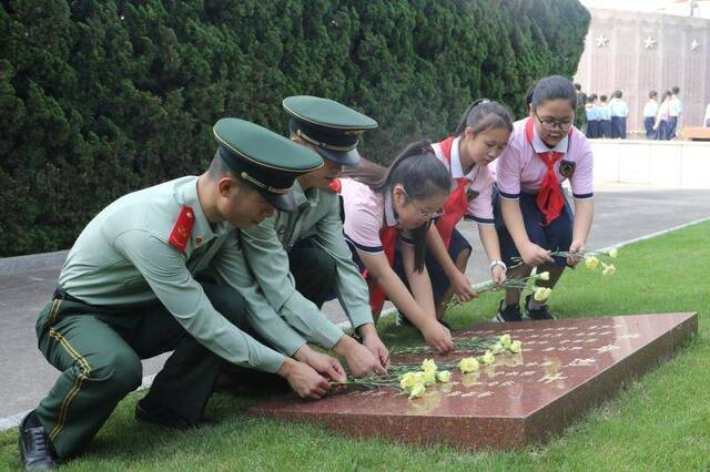 烈士纪念日，上海武警战士向革命先烈敬献花篮