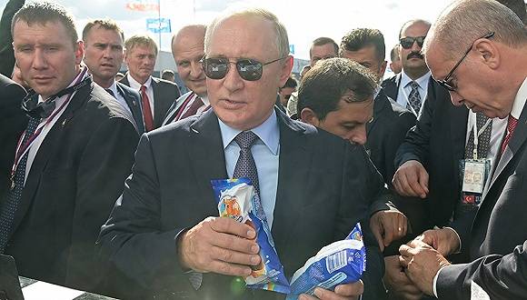 8月27日，普京在莫斯科航展请土耳其总统吃冰淇淋，他手上拿的是他最喜欢的品牌“科连诺夫卡小奶牛”。图片来源：视觉中国