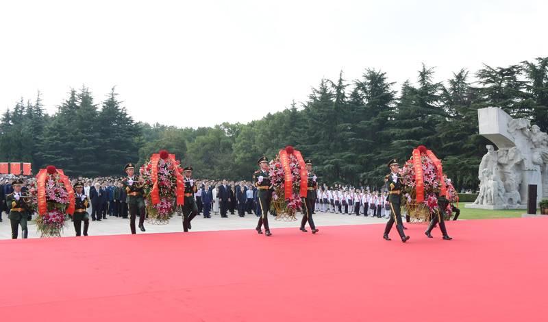 缅怀英烈、尊崇英雄，李强应勇与各界代表向人民英雄敬献花篮