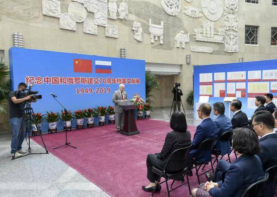 俄罗斯驻华大使杰尼索夫在开幕式上发言新华社记者高洁摄