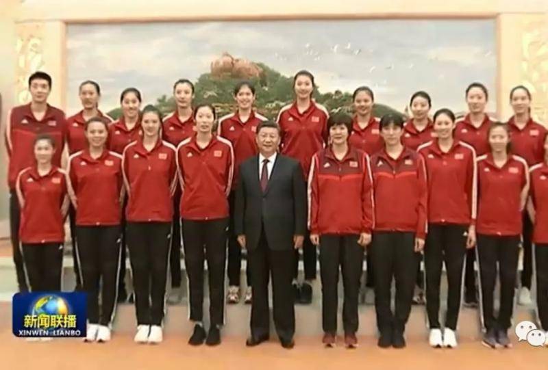 习近平会见中国女排代表 姑娘们送上特别礼物