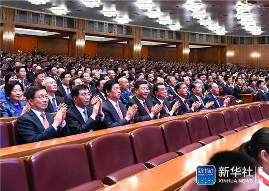 ↑9月29日，庆祝中华人民共和国成立70周年大型文艺晚会《奋斗吧中华儿女》在北京人民大会堂举行。习近平、李克强、栗战书、汪洋、王沪宁、赵乐际、韩正、王岐山等党和国家领导人同4000多名观众一起观看演出。新华社记者谢环驰摄