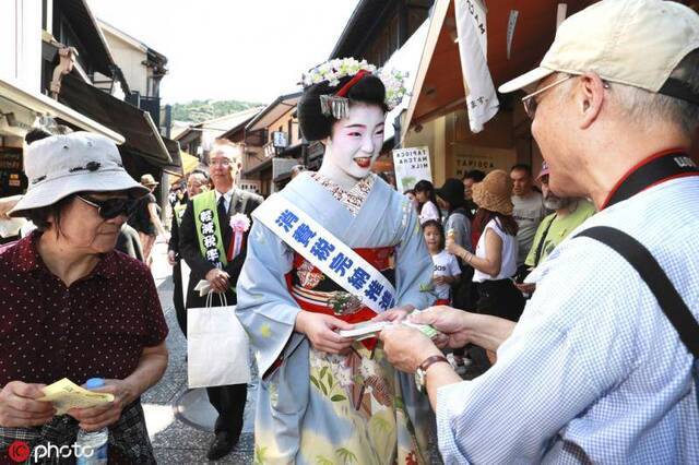 日本东京，穿着传统和服、打扮成艺妓的日本女子在清水寺前派发传单，宣传消费税相关政策和知识。（图/IC photo）