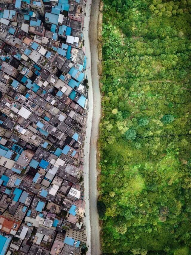 广东广州海珠区城中村与湿地公园，以一条道路相隔，摄影师@卢文/星球研究所