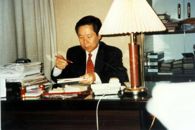 在港工作时，陈佐洱在中英联合联络小组中方代表处的办公室