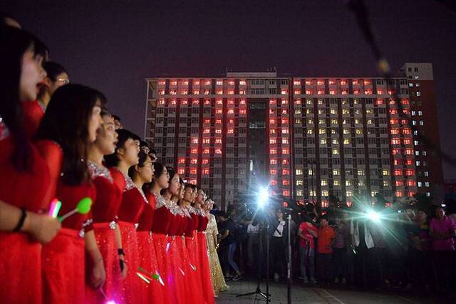 中国农业大学上演国庆“灯光秀”