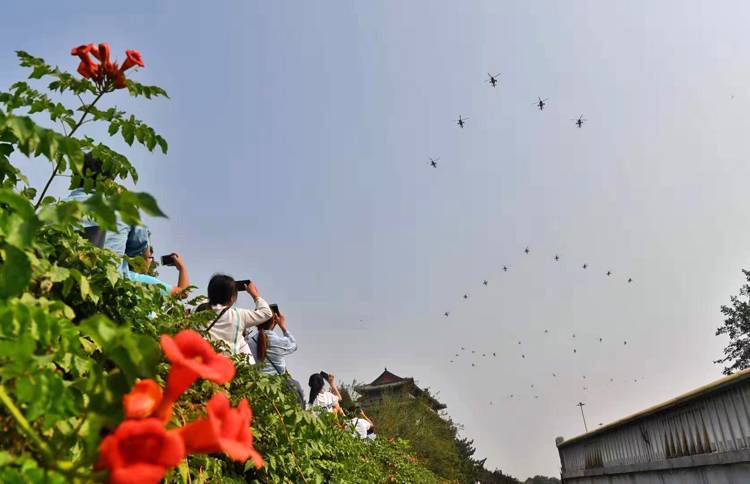 国庆大典市民仰望空中梯队飞越东便门城楼