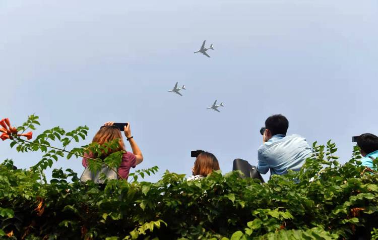 国庆大典市民仰望空中梯队飞越东便门城楼